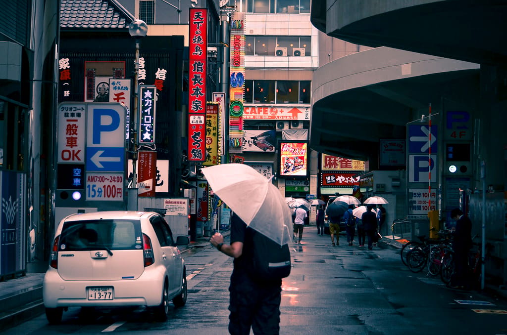 福岡の街を歩く人々